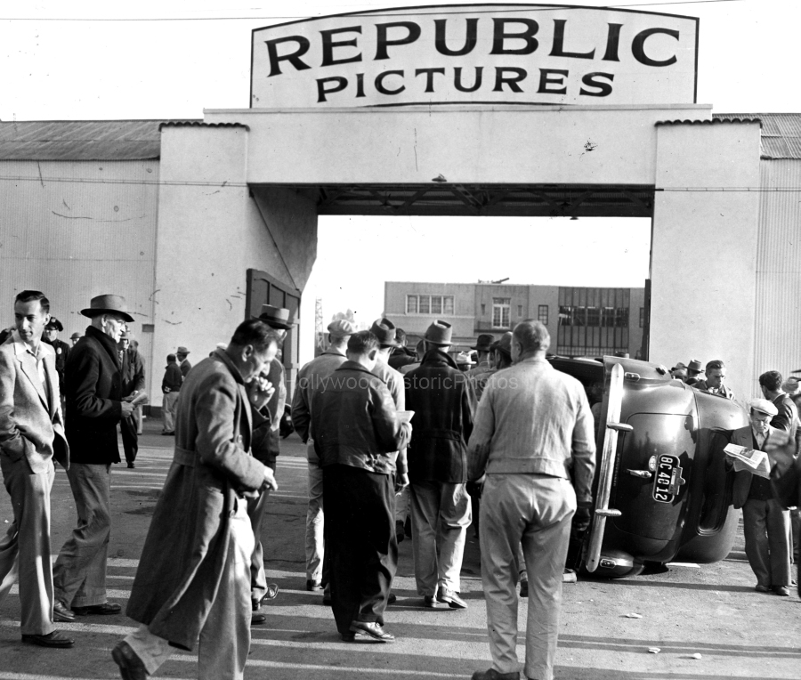 Republic Pictures 1946 Studio City picketters.jpg